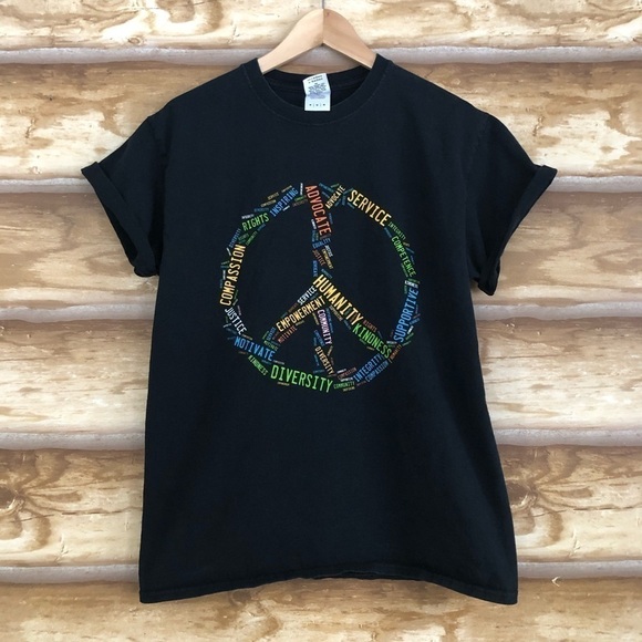 University of Wisconsin Social Work 2015 peace sign tee size medium - Picture 2 of 7